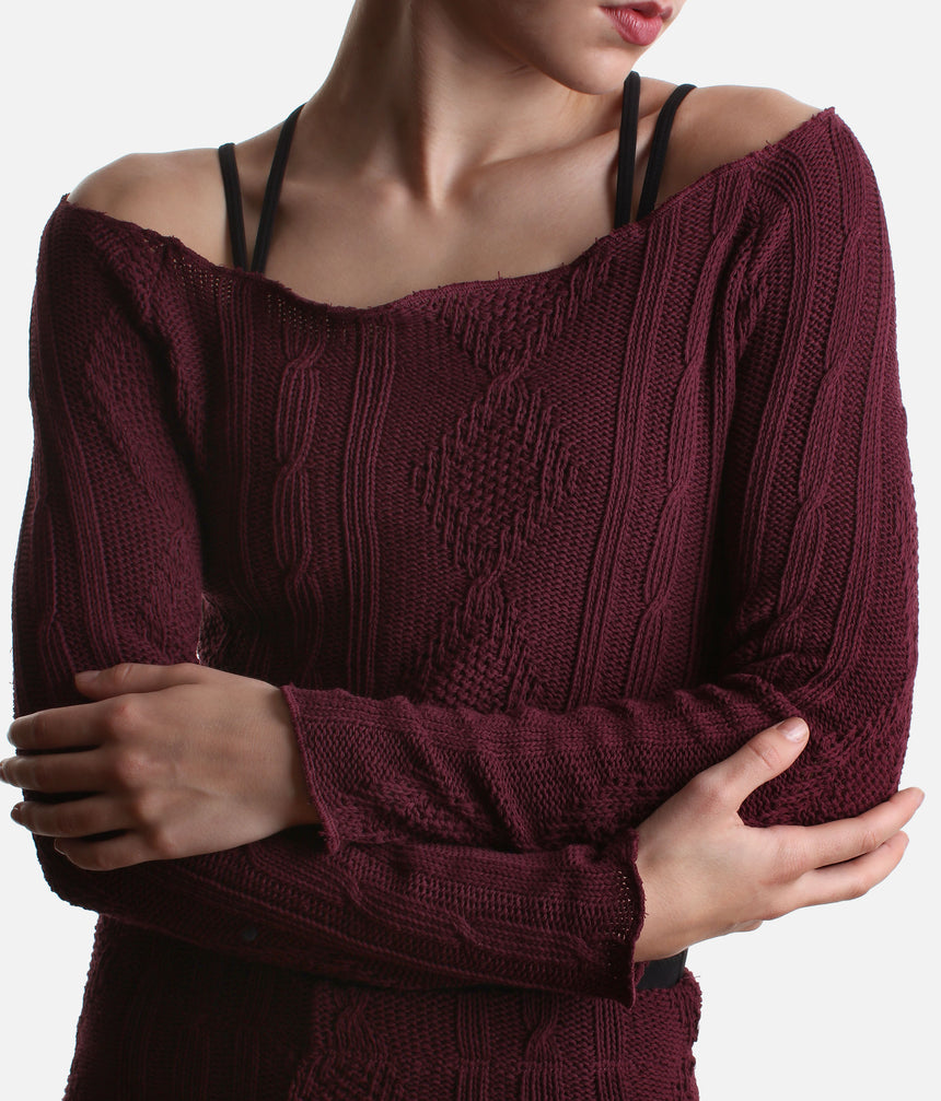 Close-up of the burgundy Intermezzo Ismene 6677 sweater showing its wide boat neckline and braided knit texture.