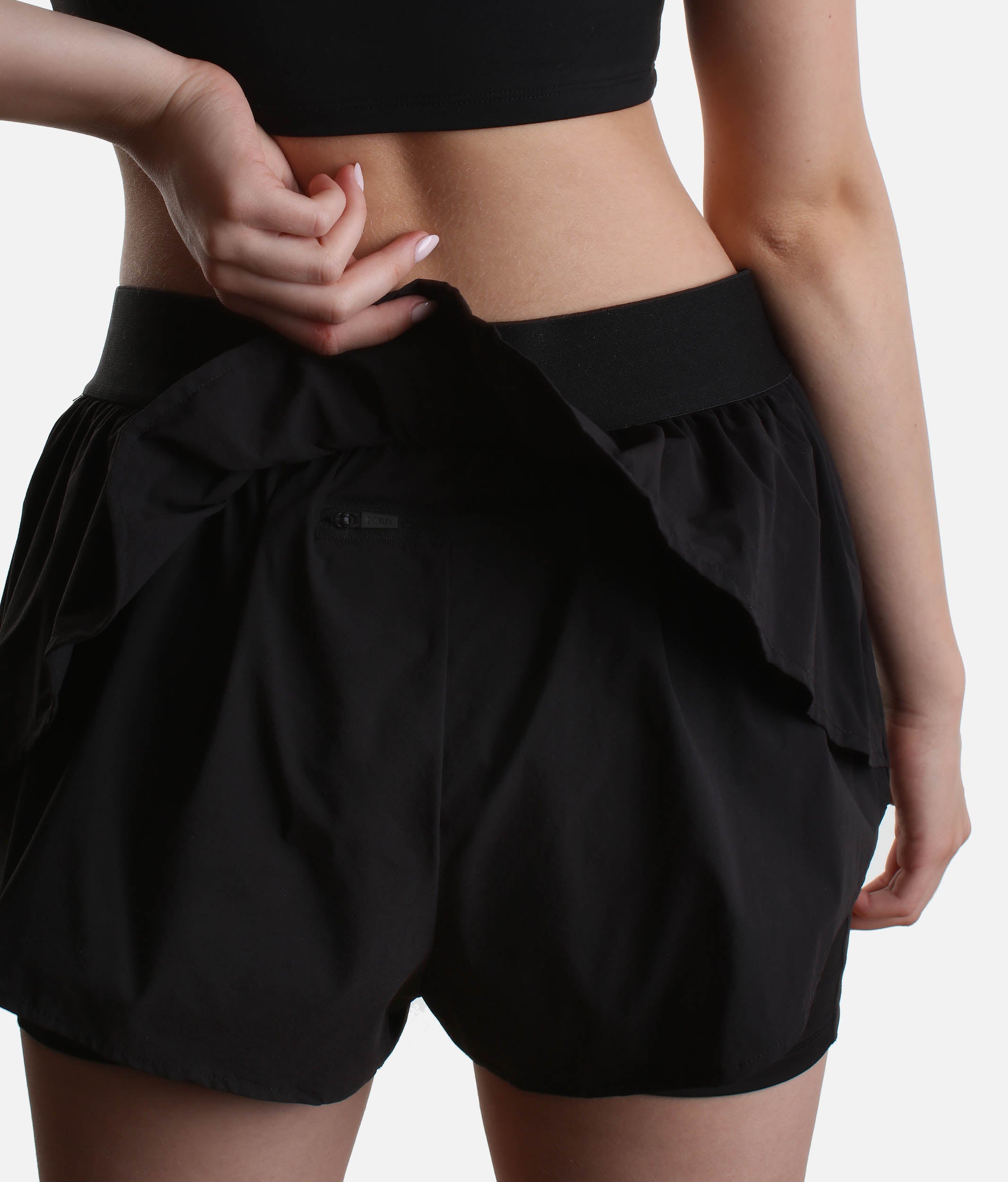 Black ON THE RUN SHORT - Timeless Design, Endless Comfort