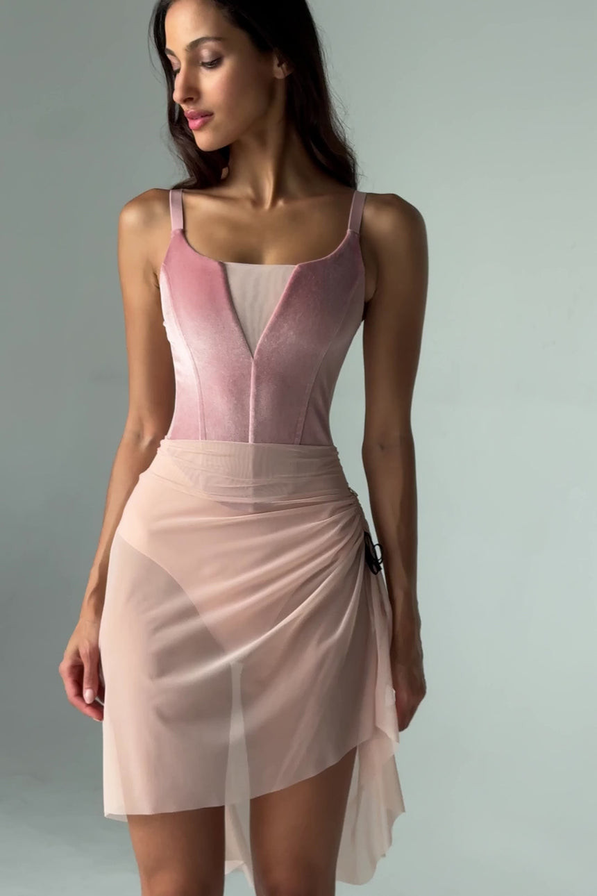 Vide of Bodile Gisella rehearsal skirt in soft pink, showing its gathered hip detail and flowing mesh hem.