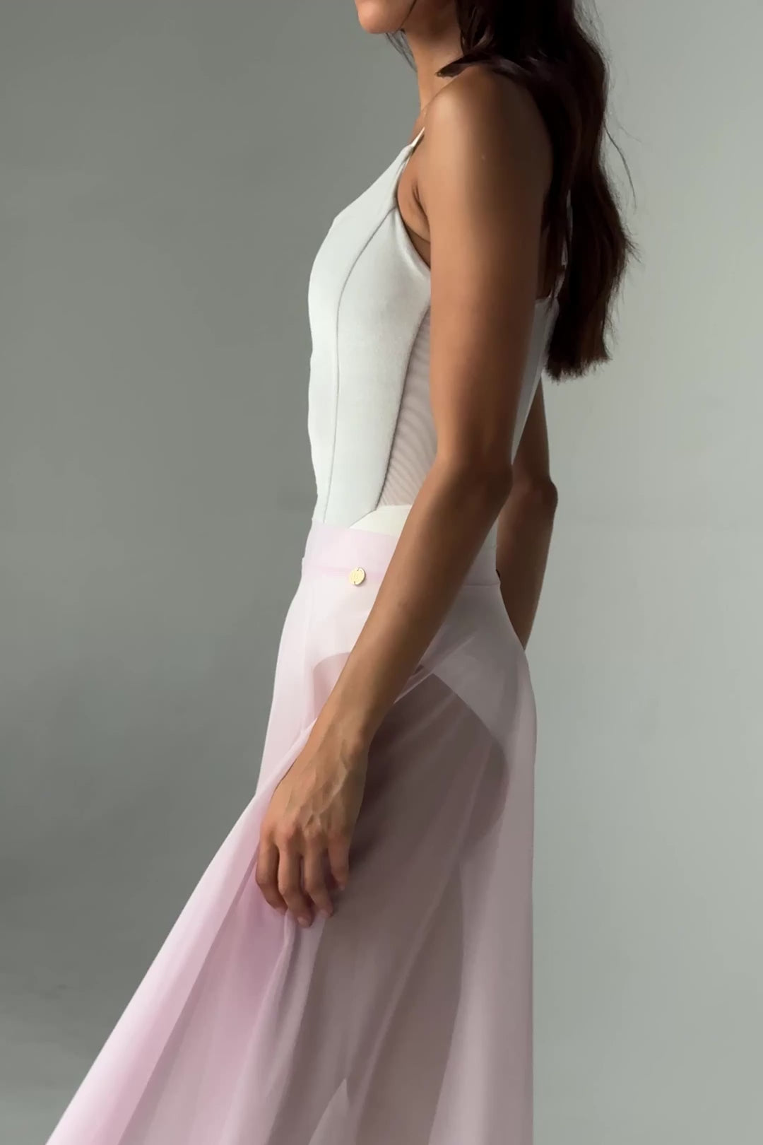 Vide of Bodile Julieta mesh rehearsal skirt in pale pink, showing its flowing full-circle shape over a white leotard.