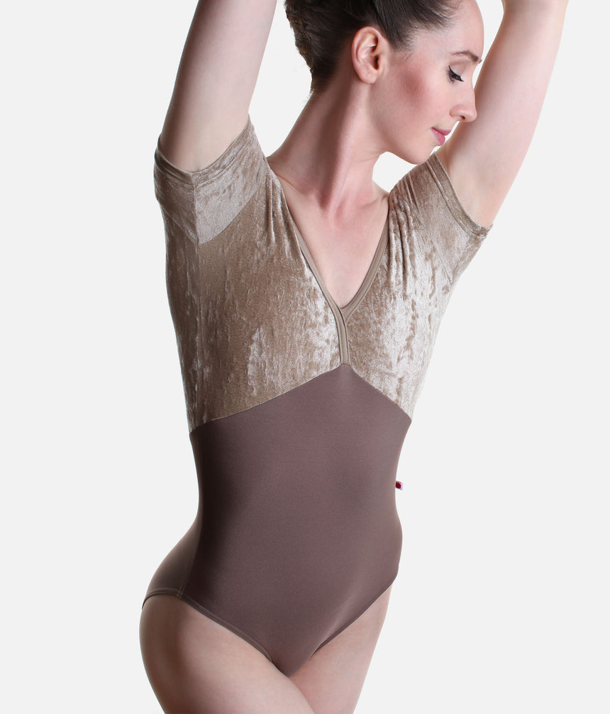 Front view of the YUMIKO Alicia Star and Toffee short sleeve ballet leotard with the dancer’s arms raised